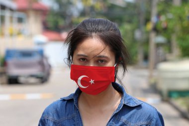 Hijyenik maskeli hindi bayrağı. Maskeli Asyalı kadın mikropları engelliyor. Minik Parçacık Koruma Konsepti veya virüs koronası veya Covid 19.