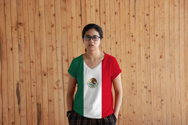 Mujer Con Bandera México Camisa Color Pie Con Dos Manos — Foto de Stock