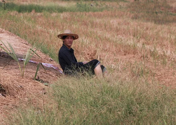 農家の男性は 床に腰布を使用してリラックスし 自然の上で帽子を着用します — ストック写真
