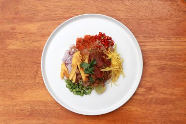 Tahta zemindeki beyaz tabakta karides ezmeli pirinç salatası..