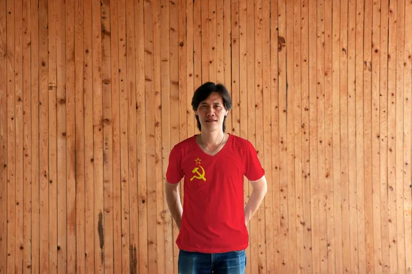 Muž Sovětském Svazu Vlajkové Barvy Košile Stojí Zkříženými Zadní Ruce — Stock fotografie