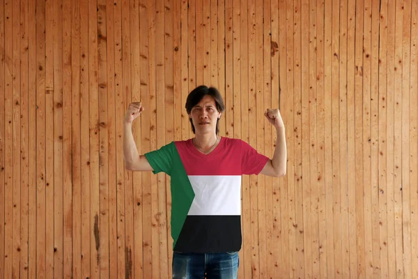 Uomo Indossando Bandiera Sudan Colore Della Camicia Piedi Con Alzato — Foto Stock