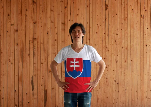 Man Bär Slovakien Flagga Skjorta Och Står Med Akimbo Träväggen — Stockfoto