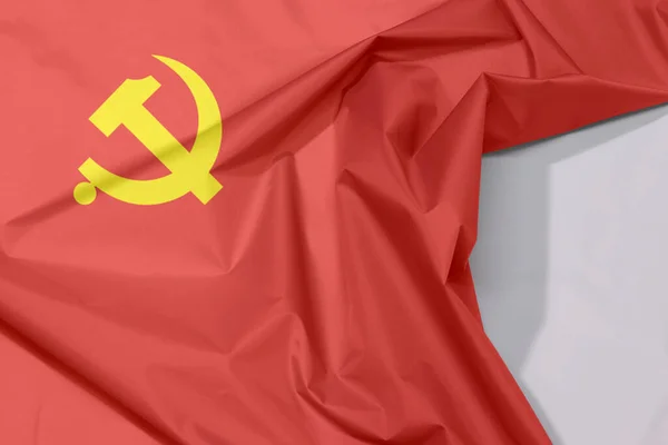 Kumaş Çin Komünist Partisi bayraklı krep ve kırışık beyaz alan, altın çekiç ve orak kırmızı renkte.
