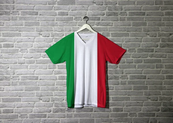 Itália Bandeira Camisa Pendurado Parede Com Papel Parede Padrão Tijolo — Fotografia de Stock