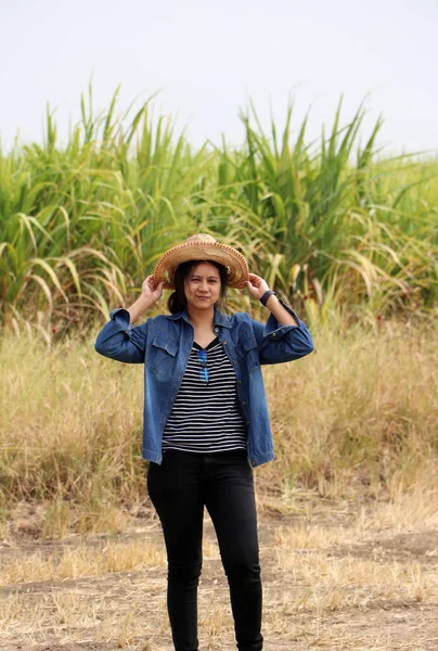 Wanita Petani Berdiri Dengan Dua Tangan Topinya Dan Mengenakan Kemeja — Stok Foto