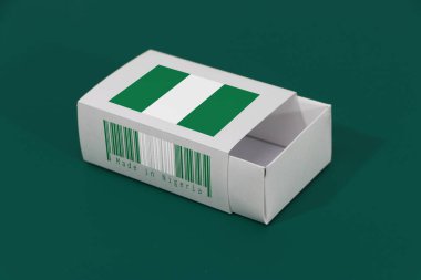 Barkodlu beyaz kutuda Nijerya bayrağı ve yeşil arka planda ulus bayrağı, eşleştirme için kağıt ambalaj. Nijerya 'dan ihracat ticareti kavramı.