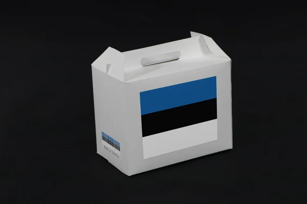 爱沙尼亚国旗在白色的盒子上 带有条形码 国旗的颜色在黑色背景上 爱沙尼亚出口贸易的概念 用于放置产品的纸包装 — 图库照片