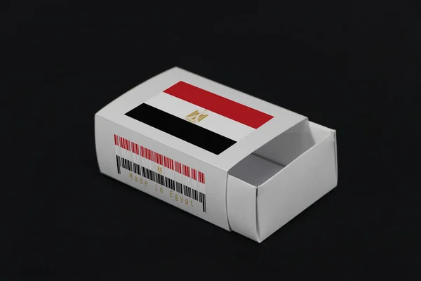 埃及国旗的白色盒子上有条形码和国旗的颜色黑色背景 纸包装用于搭配或产品 从埃及进行出口贸易的概念 — 图库照片