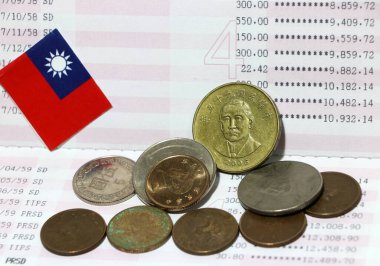 Tayvan para yığını ve kitap bankasında küçük Tayvan bayrağı. Tasarruf veya finans kavramı.