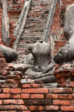 Chaiwatthanaram Tapınağı Ayutthaya, Tayland 'ın kalıntıları arasında kafası olmayan eski Buda heykeli hasar gördü.