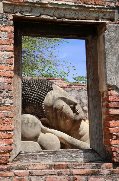 Imagem Olhando Através Janela Para Rosto Estátua Buda Reclinada Templo — Fotografia de Stock