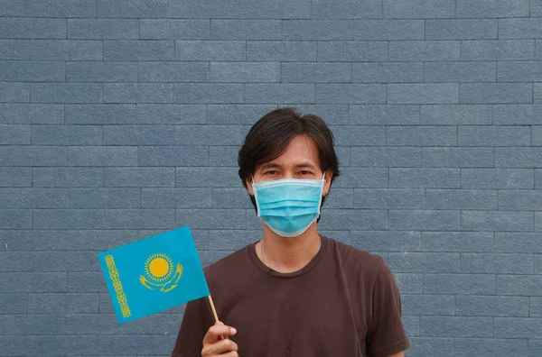 Gemaskerde Man Bruin Shirt Kleine Kazachstan Vlag Hand Concept Van — Stockfoto