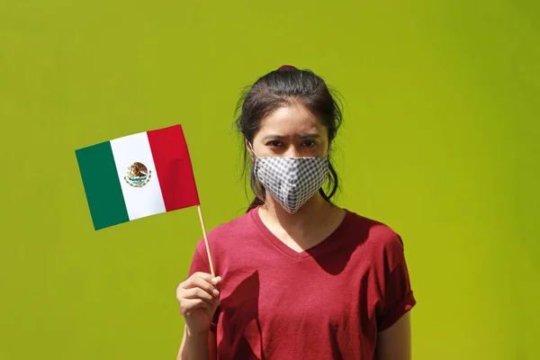 Mulher Mascarada Camisa Marrom Pequena Bandeira México Mão Conceito Proteção — Fotografia de Stock