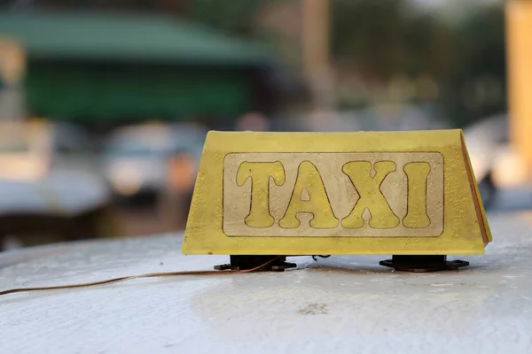 Taxi Luce Segno Taxi Segno Colore Giallo Cupo Con Testo — Foto Stock