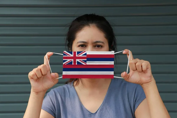 Uma Mulher Máscara Higiênica Com Padrão Bandeira Havaiana Mão Levanta — Fotografia de Stock