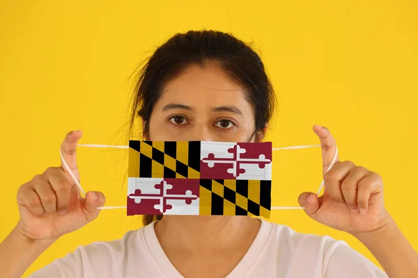 Uma Mulher Uma Máscara Higiénica Com Padrão Bandeira Maryland Mão — Fotografia de Stock