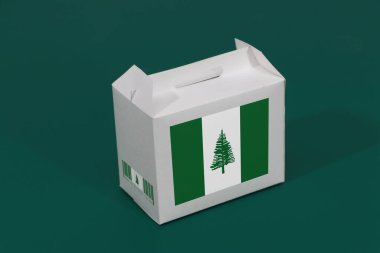 Barkodlu beyaz kutuda Norfolk bayrağı ve yeşil arka planda ulus bayrağı. Norfolk Adası 'ndan ihracat ticareti, kağıt ambalaj ürünleri..