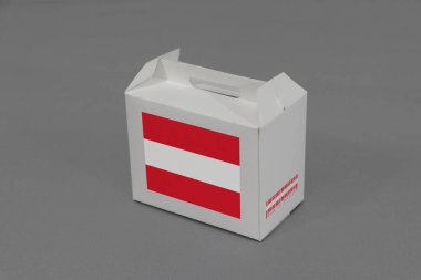 Beyaz barkodlu ve ulus bayrağı renginde Avusturya bayrağı. Avusturya 'dan ihracat ticareti kavramı, koyulan ürünler için kağıt ambalajlama.