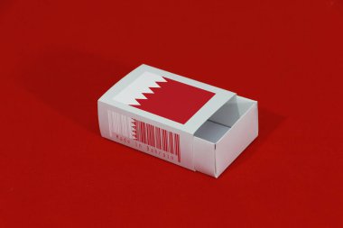 Barkodlu beyaz kutuda bahreyn bayrağı ve kırmızı arka planda ulus bayrağı, eşleştirme için kağıt ambalaj. Bahreyn 'den ihracat ticareti kavramı.