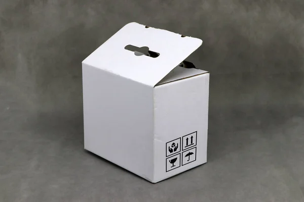 Scatola Cartone Bianca Con Simbolo Fragile Accanto Imballaggio Carta Prodotti — Foto Stock