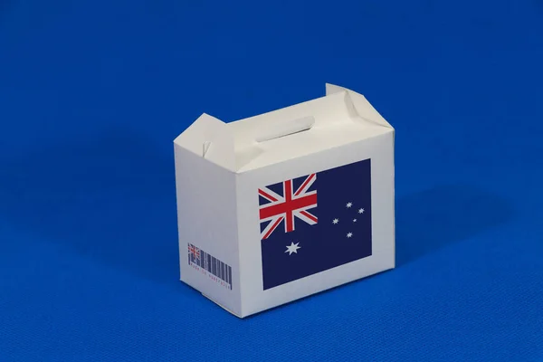 白色盒子上的澳大利亚国旗 带有条形码 蓝色背景上的国旗的颜色 澳大利亚出口贸易的概念 产品的纸包装 — 图库照片