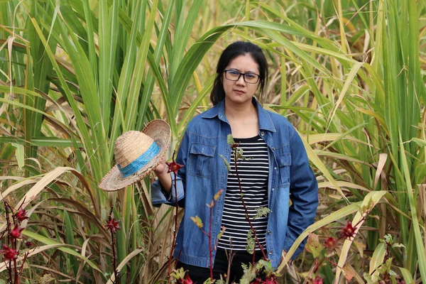 Mujer Agricultora Pie Con Sombrero Paja Mano Con Camisa Mezclilla —  Fotos de Stock