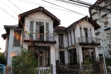 Yangon şehrinin ortasında, Myanmar 'da eski bir ikiz ev..