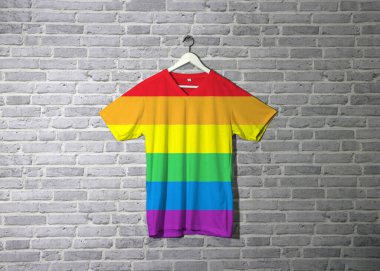 Gömleğin üzerindeki LGBTQ + sembolü ve duvara asılı tuğla desenli duvar kağıdı. lgbtq topluluğu kavramı.