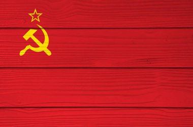 Fiber beton duvar zeminine boyanmış Sovyetler Birliği bayrağının rengi. Altın bir çekiç ve orakla düz bir kırmızı bayrak ve üst kantonunda altın kenarlı kırmızı bir yıldız..