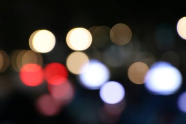 Karanlıkta soyut, bulanık renkli ışık. Geceleri sıcak renkli ışıkları olan soyut sahte arkaplan.