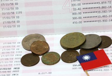 Tayvan para yığını ve kitap bankasında küçük Tayvan bayrağı. Tasarruf veya finans kavramı.