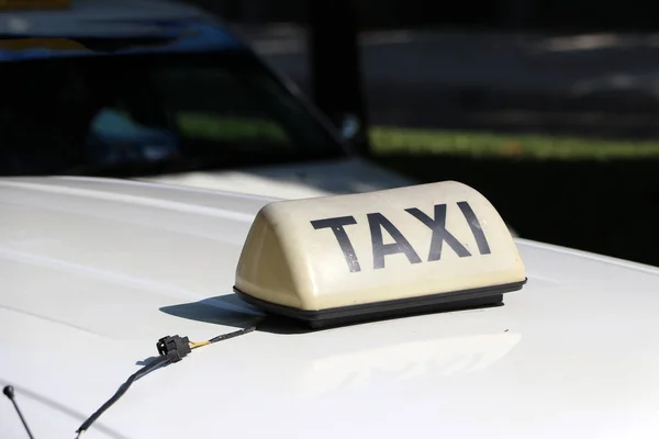 Taxi Luce Segno Taxi Segno Colore Bianco Cupo Con Testo — Foto Stock
