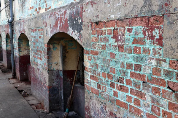 Velha Parede Tijolo Decadente Grungy Com Porta Arqueada — Fotografia de Stock