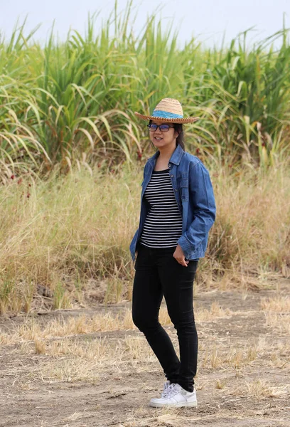 Perempuan Petani Berdiri Dan Mengenakan Kemeja Denim Lengan Panjang Latar — Stok Foto
