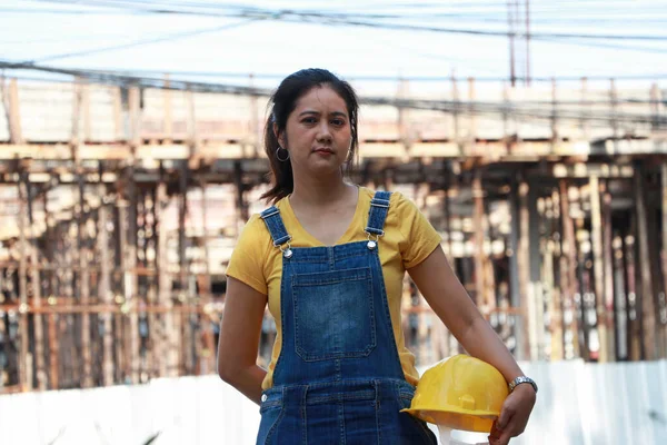 Γυναίκα Πολιτικός Μηχανικός Αρχιτέκτονας Στέκεται Κίτρινο Κράνος Στο Χέρι Στο — Φωτογραφία Αρχείου
