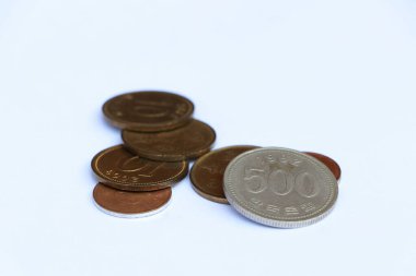 Güney Kore yığını beyaz arka plandan para kazandı. Finans veya para birimi kavramı.