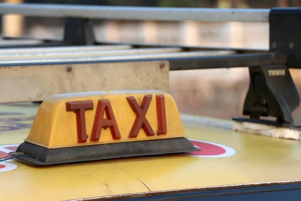 Taxi Luce Segno Taxi Segno Colore Giallo Cupo Con Testo — Foto Stock