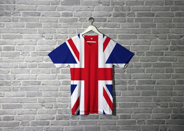 Union Jack Bandeira Camisa Pendurado Parede Com Papel Parede Padrão — Fotografia de Stock