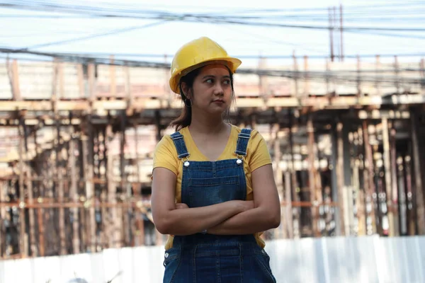 Γυναίκα Πολιτικός Μηχανικός Αρχιτέκτονας Κίτρινο Κράνος Στέκεται Και Αγκαλιάζει Στήθος — Φωτογραφία Αρχείου