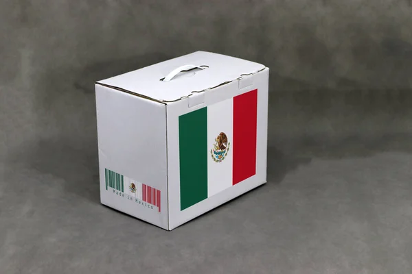 メキシコはグレーの背景にバーコードと国旗の色で白い箱にフラグを立てます メキシコからの輸出貿易 製品を置くための紙包装の概念 — ストック写真