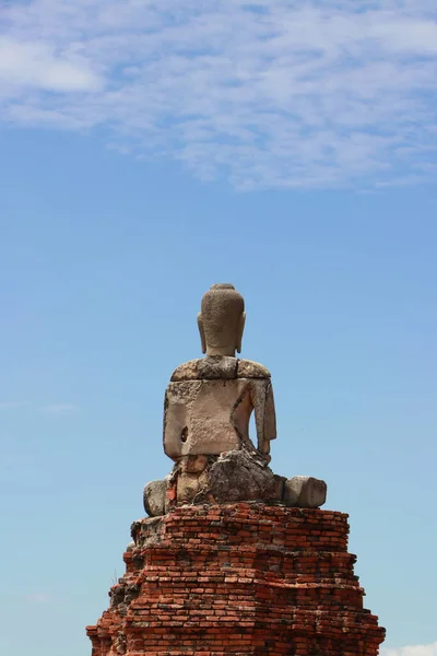 Parte Trás Estátua Buda Fundo Céu Azul Chaiwatthanaram Prosperidade Vitória — Fotografia de Stock