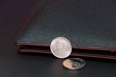 Tayland 1 baht madeni para obverse (THB) ve dışarı odaklanmak siyah cüzdan ile bir baht para, finans kavramı.