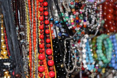 Boncuk kolye ya da tespih. Yuvarlak, küçük bir taş ve gümüş parçasına ait iplik. Hatıra olarak satılacak çok şey var..