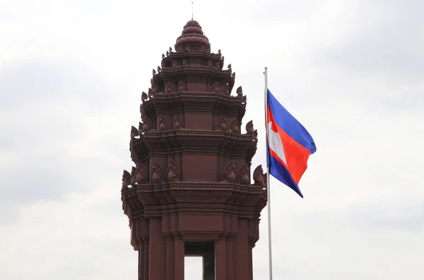 Bandeira Camboja Monumento Independência Phnom Penh Uma Torre Estilo Angkor — Fotografia de Stock