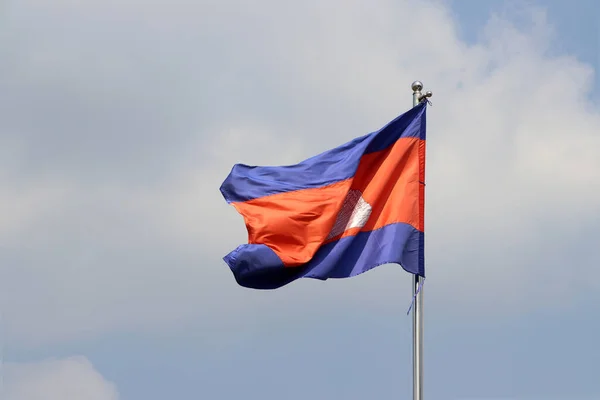 Bandera Nacional Camboya Sobre Fondo Azul Brillante Del Cielo Soplado — Foto de Stock