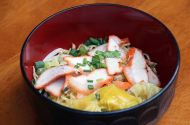 Yumurtalı şehriye ve domuz pastırması, ahşap masadaki Japon kasesinde kızartılmış domuz eti..