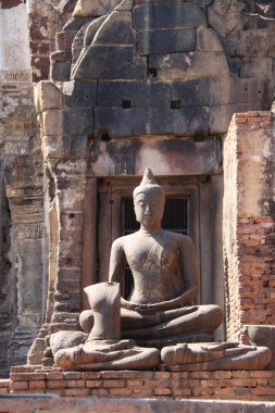 Antik Buda yıkıntısı Phra Prang Sam Yot Lopburi, Tayland 'da gündüz vakti. Anıt büyük olasılıkla 12. yüzyılın sonlarında ya da 13. yüzyılın başlarında kuruldu..