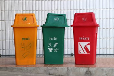 Çevreyi korumak için 3 atık ayrıştırma çöpü, sarı: Kuru atık yeşili: Islak atık kırmızısı: Zararlı atık. 