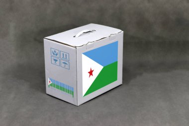 Cibuti bayrağı beyaz kutuda ve ulus barkodunda kırılgan sembollü. Cibuti 'den ihracat ticareti kavramı, kağıt ambalaj ürünleri.